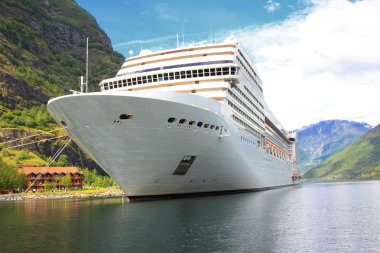 flaam, aurlandsfjord sognefjord limanında yolcu gemisi