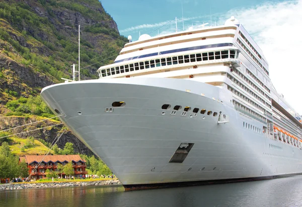 Cruise ship in the port of Flaam, Aurlandsfjord Sognefjord — Stock Photo, Image