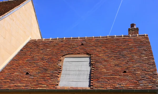 古い家の瓦屋根の改修 — ストック写真