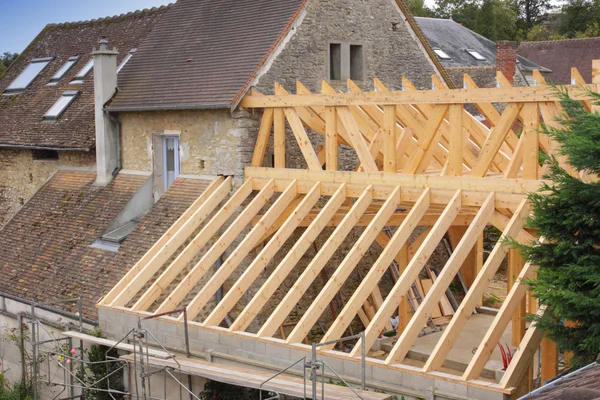 La construcción del marco de madera del techo — Foto de Stock