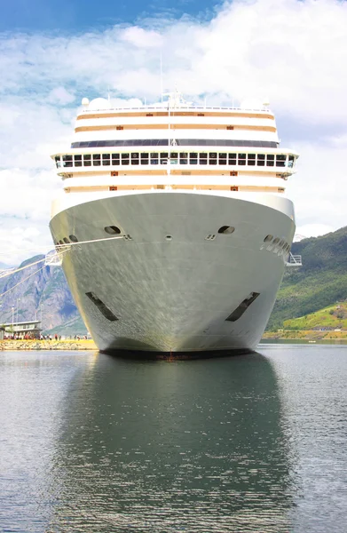 Navio de cruzeiro no porto de Flaam, Aurlandsfjord Sognefjord — Fotografia de Stock