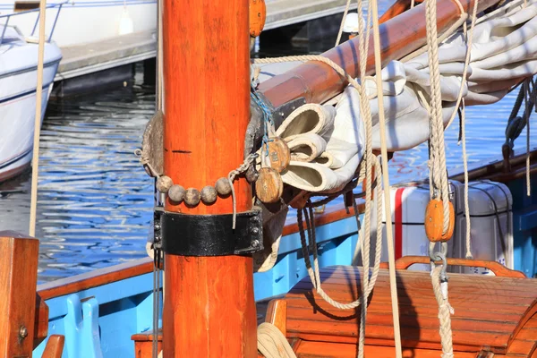 Részletek egy régi halászati csónak vitorlás ki fa — Stock Fotó
