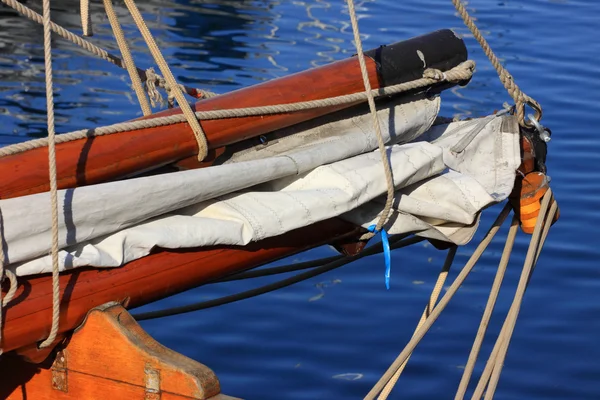 Details eines alten Fischerbootes, das aus Holz segelt — Stockfoto