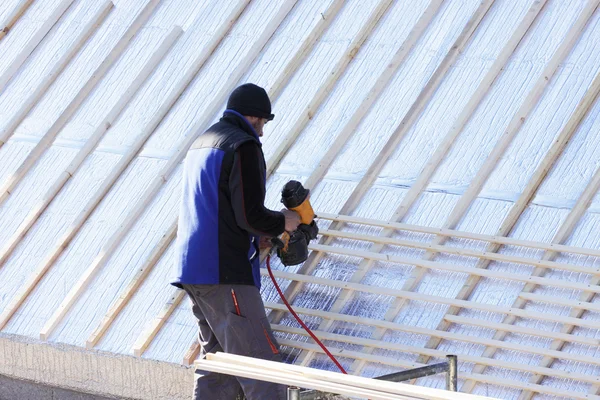 Techador trabajando en un nuevo techo de madera — Foto de Stock