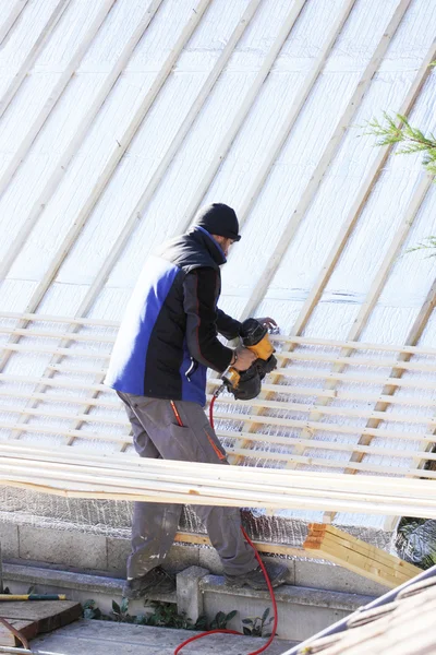 Telhados trabalhando em um novo telhado em madeira — Fotografia de Stock