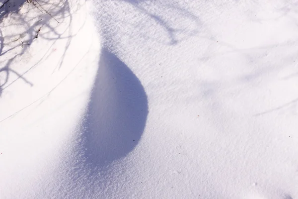 Campagna sotto il sole e la neve invernale — Foto Stock
