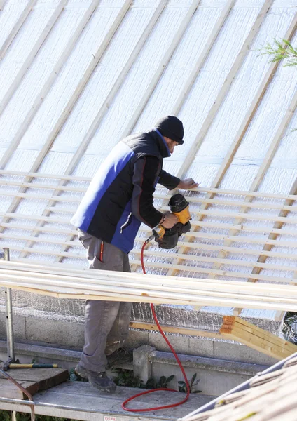 Çatı ahşap yeni bir çatı üzerinde çalışıyor — Stok fotoğraf