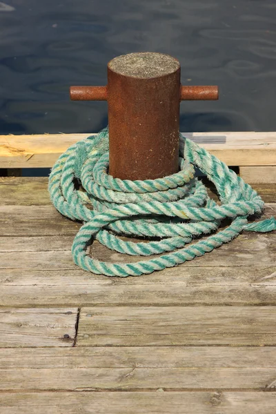 Corda para amarrar um barco a um cais — Fotografia de Stock