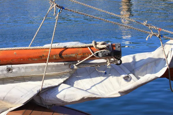 一艘木帆船的老捕鱼船的详细信息 — 图库照片