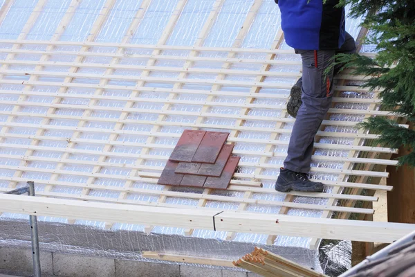 Dekarz pracuje nad nowym dachem w drewnie — Zdjęcie stockowe