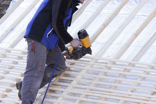 Telhados trabalhando em um novo telhado em madeira — Fotografia de Stock