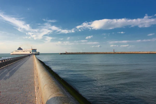 Bateau entrant dans le canal du port de Calais — Photo