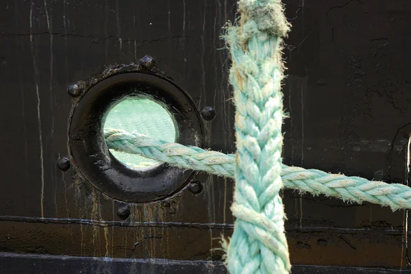 Rope for mooring a boat to a pier — Stock Photo, Image