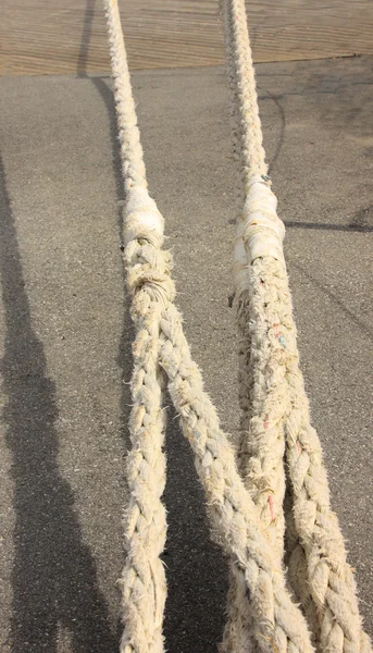 Веревка для причаливания лодки к пирсу — стоковое фото