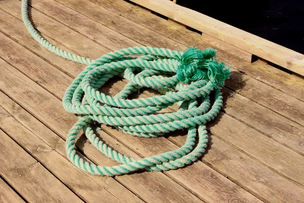Corde pour amarrer un bateau à une jetée — Photo