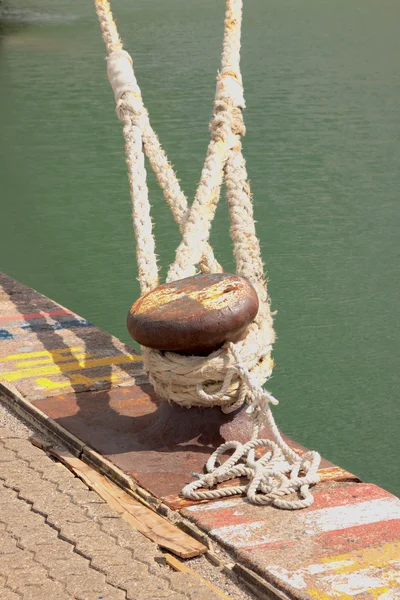 Bir tekne bir iskeleye demirleme için ip — Stok fotoğraf
