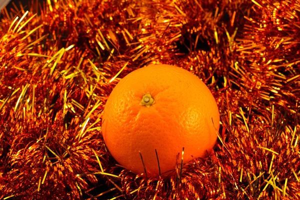 Orange närbild på en bakgrund av blinkande kransar — Stockfoto
