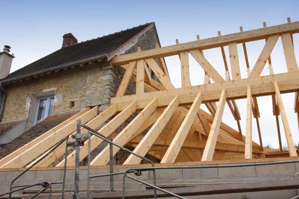 Die Konstruktion des Holzrahmens des Daches Stockbild