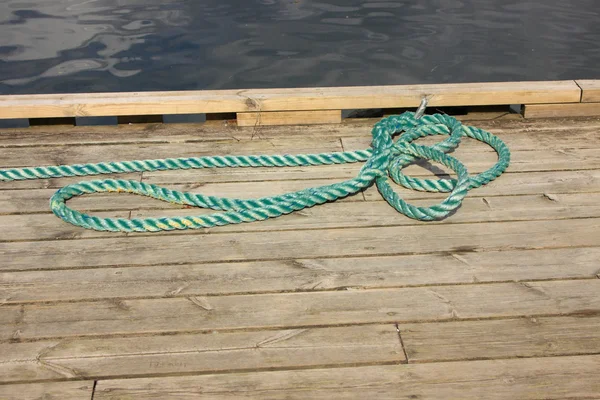 Rope for mooring a boat to a pier — Stock Photo, Image