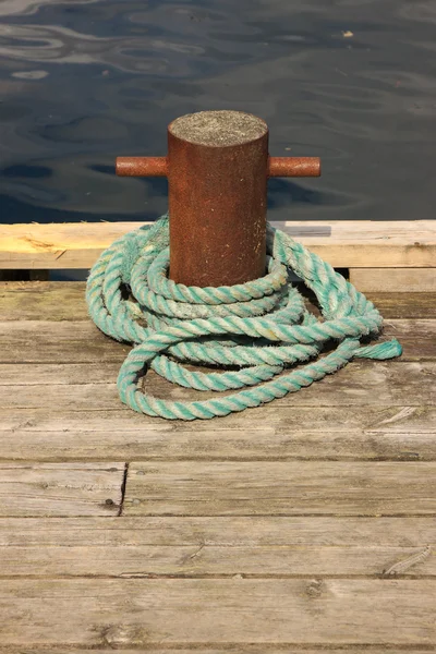 桟橋にボートを係留ロープ — ストック写真
