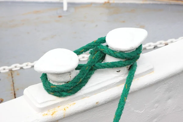 Seil zum Anlegen eines Bootes an einem Steg — Stockfoto