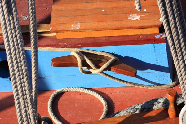 Détails d'un vieux bateau de pêche naviguant en bois — Photo