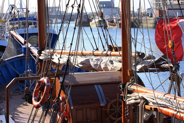Detalles de un viejo barco de pesca que navega en madera —  Fotos de Stock