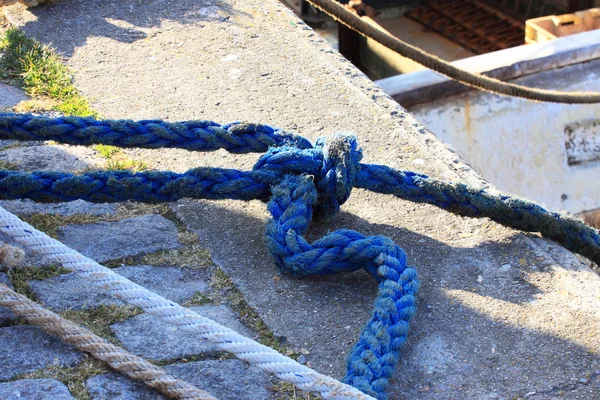 绳子的系泊船的码头 — 图库照片