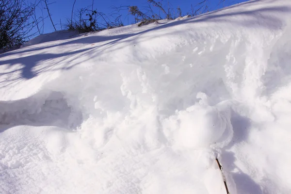 Campaña bajo el sol y la nieve de invierno — Foto de Stock