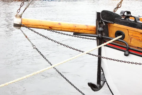 Große und alte marine Anker vor Anker Boote — Stockfoto