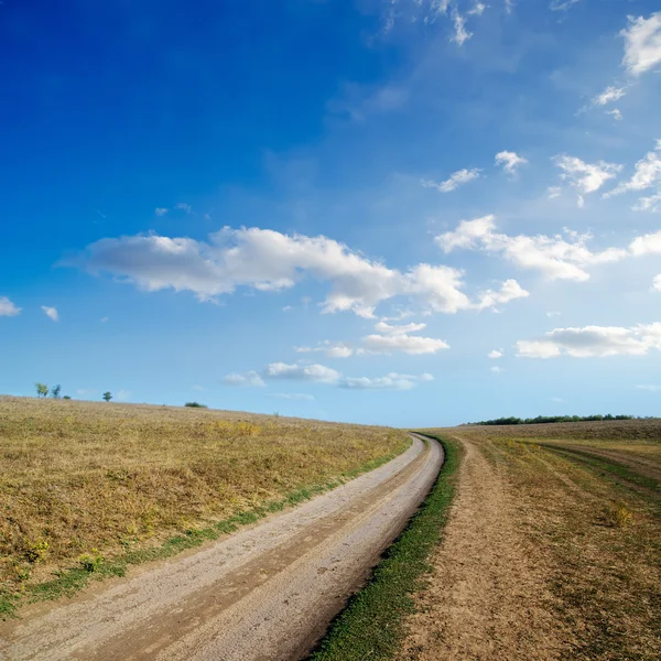 Сельская дорога к горизонту — стоковое фото