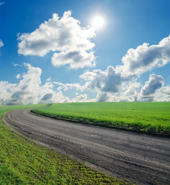 Rural road and green field — Stock Photo, Image