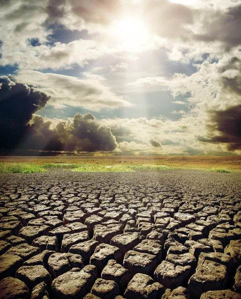 Dry lake and dramatic sky with sun — Stock Photo, Image