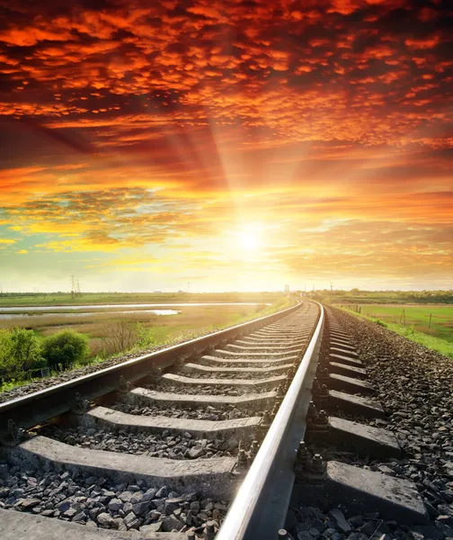 Ferrovia al tramonto rosso — Foto Stock