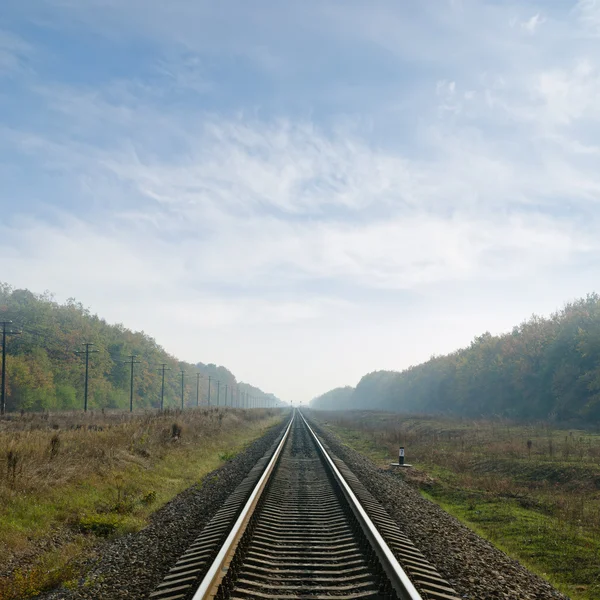 Bahn fährt im Nebel auf Horizont zu — Stockfoto