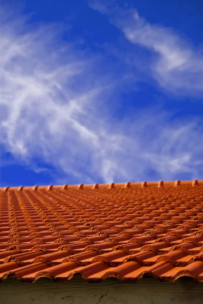Red Tile Roof Under Blue Sky — Stock Photo, Image
