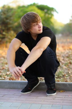 genç adam, öğrenci açık havada, sonbahar park bak