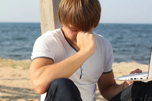Pensant homme sur la plage, à l'extérieur — Photo