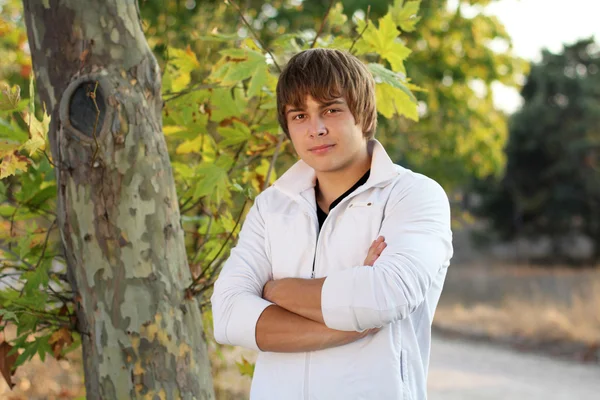 Na zewnątrz portret młodego człowieka stojącego w parku jesień — Zdjęcie stockowe