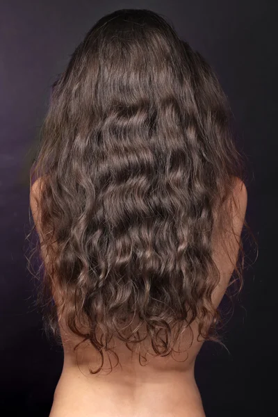 Frau mit langen lockigen Haaren, Rücken, brünett — Stockfoto