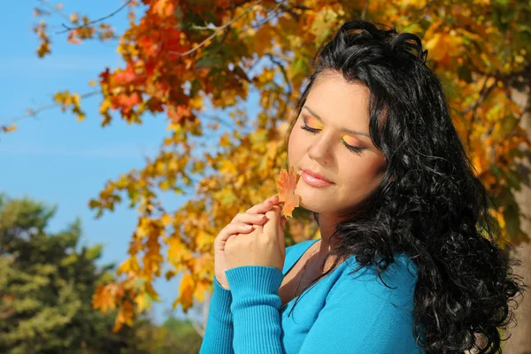 Porträt Frau mit Schönheitsschminke im Herbstlaub im Freien — Stockfoto