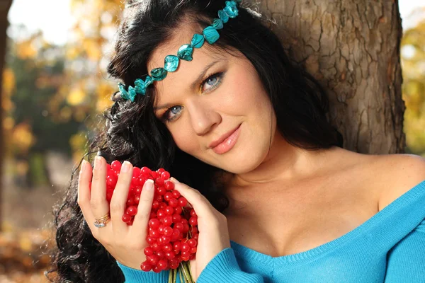 Nahaufnahme Porträt einer schönen Frau in blau mit rotem Pfeilholz — Stockfoto