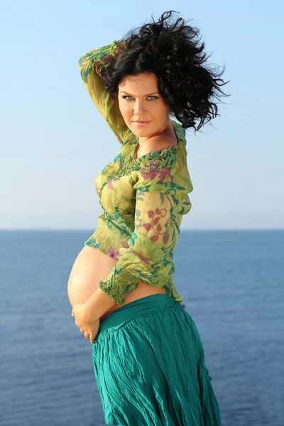 Hermosa mujer embarazada sobre el fondo del cielo, al aire libre —  Fotos de Stock