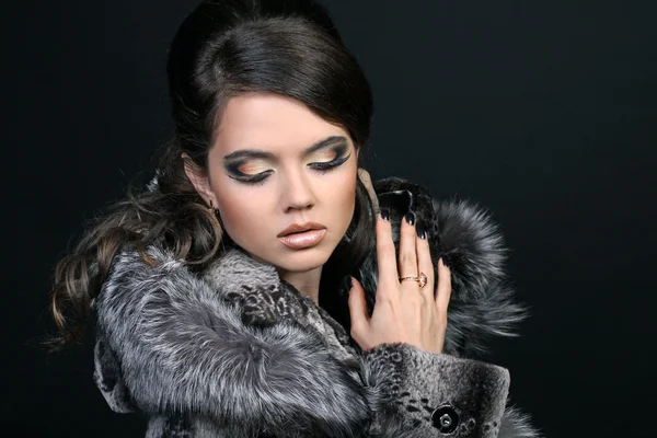 Moda hermosa mujer en abrigo de piel sobre negro — Foto de Stock