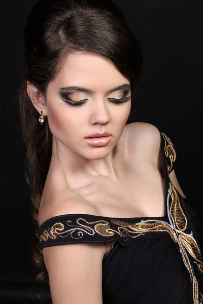 Mooie vrouw met gouden avond make-up. schoonheid. mode pho — Stockfoto