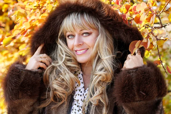 Портрет красивої щасливої жінки, що виходить на вулицю восени — стокове фото