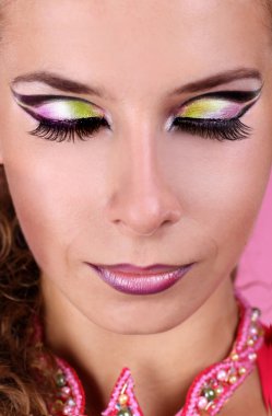 kadının yüzü çok renkli makyaj moda