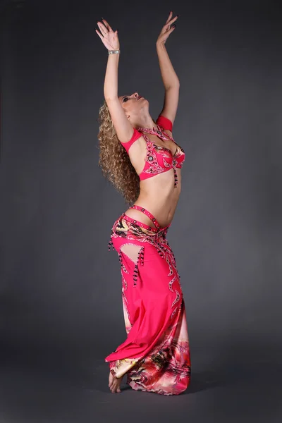 Esquema del cuerpo de la mujer danza en rojo sobre fondo negro, egipcio —  Fotos de Stock