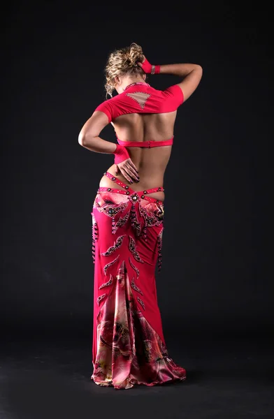 Mooie buikdanseres vrouw geïsoleerd zwarte achtergrond — Stockfoto