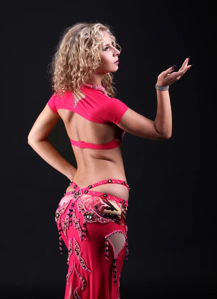 Buikdanseres vrouw die zich voordeed op zwarte achtergrond — Stockfoto